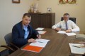 Będzie bezpieczniej – umowa na budowę chodnika w Chełmcu podpisana