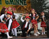 Zespół Piotrowiczanki, dzieci z Gminnego Przedszkola w Przybyłowicach oraz Zespół Pieśni i Tańca Legnica zaprezentowały pokazy artystyczne