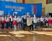 Uroczystość przygotowana przez uczniów Szkoły Podstawowej w Męcince z okazji Święta Konstytucji 3. Maja