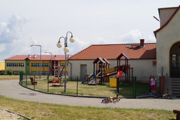 Plac zabaw przy Szkole Podstawowej w Męcince