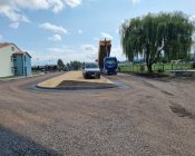 Pierwsza warstwa asfaltu na odcinku drogi przy szkole, przedszkolu i żłobku w Męcince