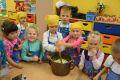 Przedszkolaki robią przetwory z warzyw
